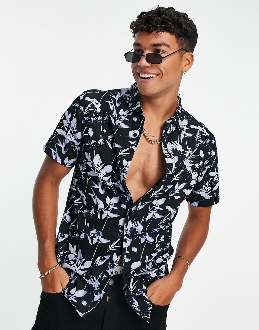 Levi's short sleeve sunset floral print standard fit shirt in black-Navy