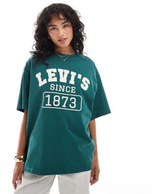 Levi's - Short Stack - Locker geschnittenes T-Shirt in Mittelgrün mit College-Football-Logo