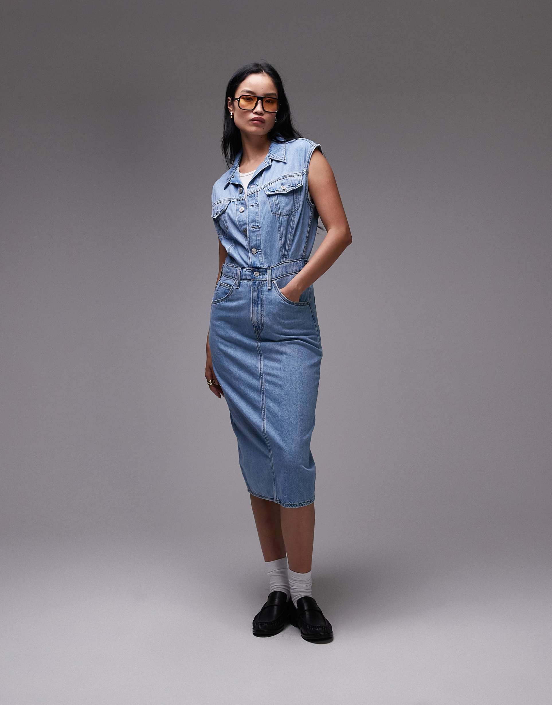 levi's sleeveless denim midi dress in lightwash blue