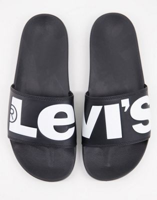 Levi's slider in black with vintage heritage logo