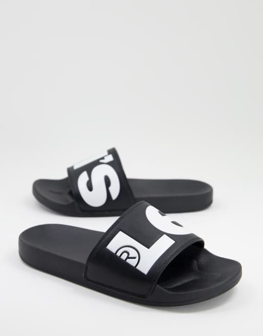 Levi's slider in black with vintage heritage logo