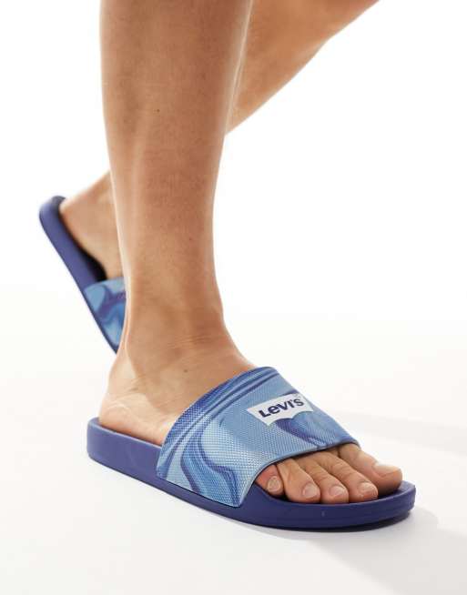 Levi's – Slider in Blau mit Marmormuster und Logo