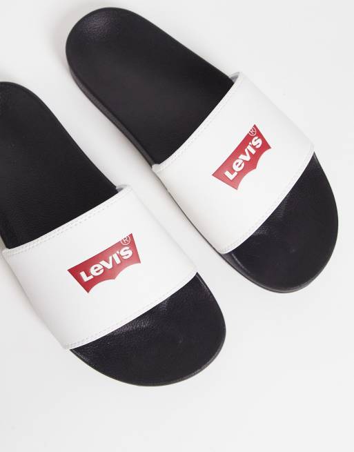 Levi's – Slider in Schwarz mit Fledermaus-Logo