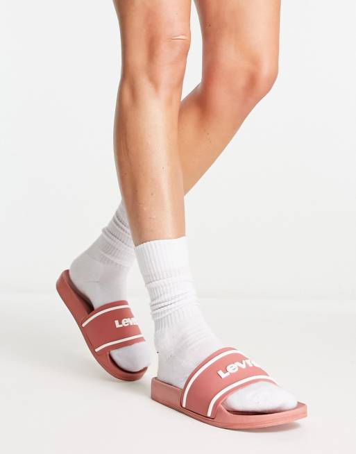Levi's sliders in pink with serif logo