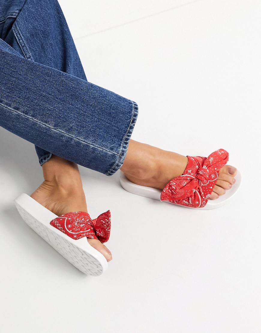 Levi's - Slippers met bandanaprint in rood