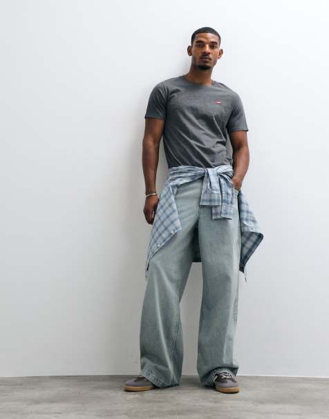 Levi's small batwing logo t-shirt in dark grey - view 1