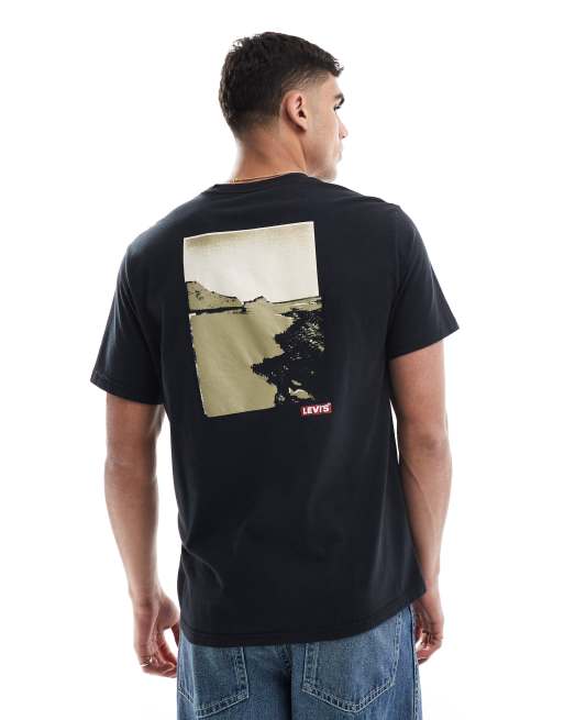 Levi's - Sort oT-shirt med lille centralt mærke med logo og landskabsprint på ryggen i afslappet pasform