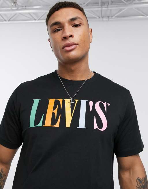 Levi's - Sort t-shirt i afslappet pasform med multi 90's serif logo