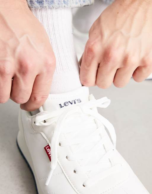 Levi s Stag Sneakers stile runner bianche con etichetta rossa del logo ASOS
