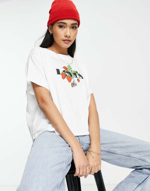 Levi's strawberry batwing logo t-shirt in white | ASOS