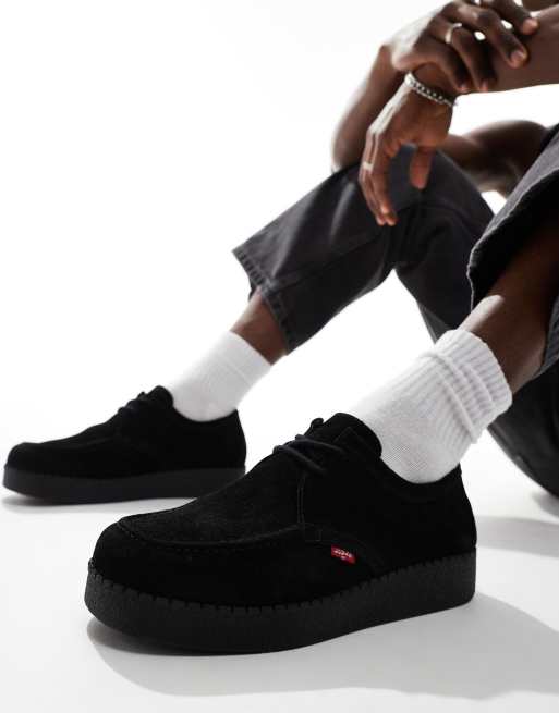 Levi's - Suède veterschoenen met mocassinnaad en rood logolabel in zwart