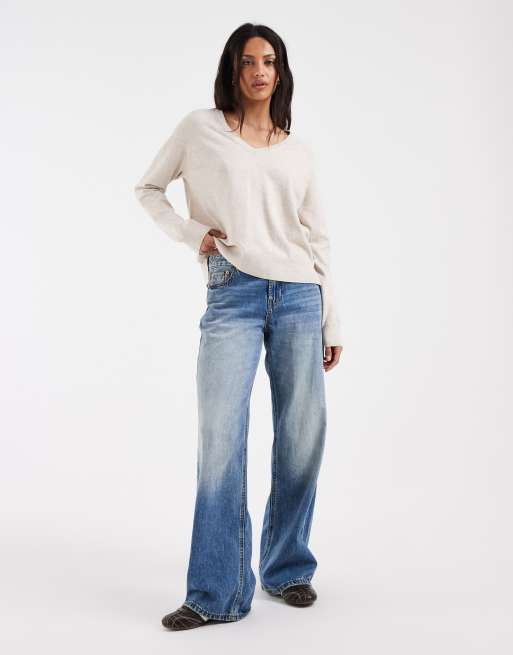 Levi's supermjuk tröja med v-ringning och slitsad fåll i ljusbeige, 2 av 4