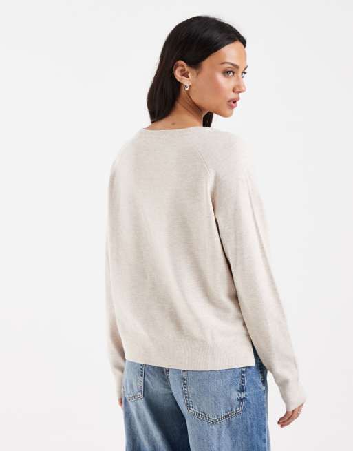 Levi's supermjuk tröja med v-ringning och slitsad fåll i ljusbeige, 4 av 4