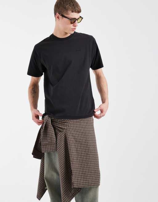 Levi's – Svart t-shirt i vintagestil med röd flik 