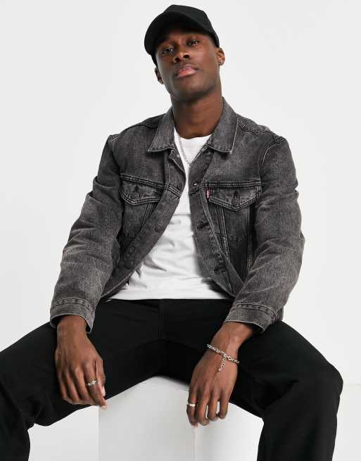 Levi's – Svarttvättad truckerjacka i denim