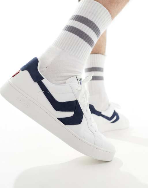 Levi's – Swift – Leder-Sneaker in Weiß mit Fersendetail in Marineblau