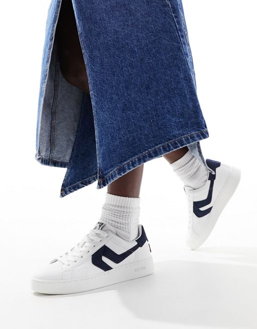 Levi's – Swift – Leder-Sneaker in Weiß mit marineblauem Wildleder-Fersendetail