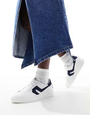 Levi's – Swift – Vita sneakers i läder med marinblå hälflik i mocka