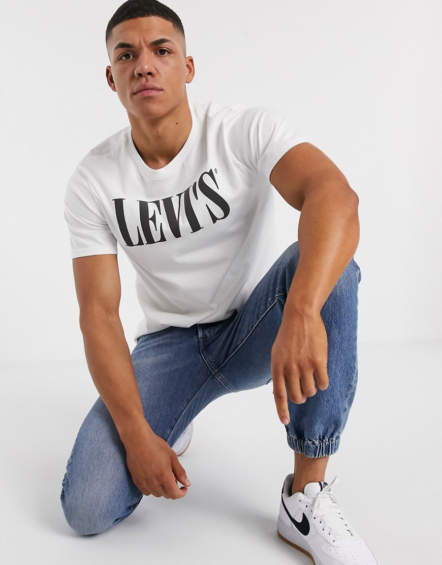 Levi's - T-shirt comoda con logo serif anni '90 bianca-Bianco