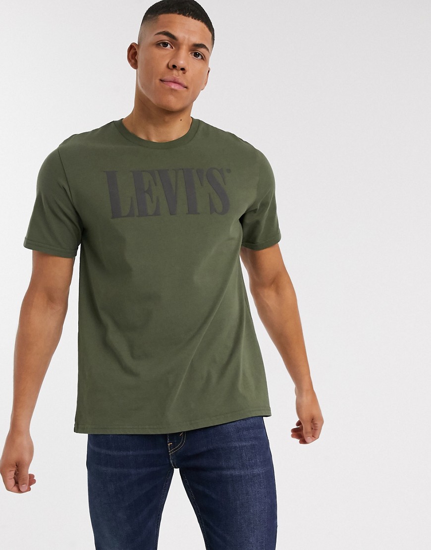 Levi's - T-shirt comoda con logo serif anni '90 oliva notte-Verde
