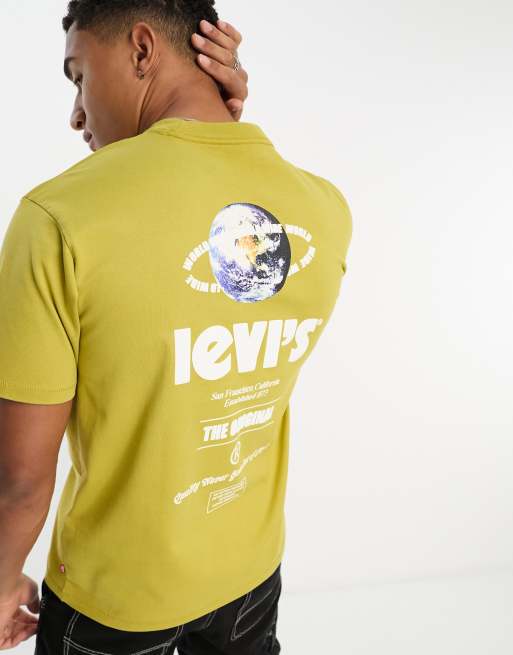 Levi's – T-Shirt in goldgelbem Farbton mit „Planet“-Print hinten