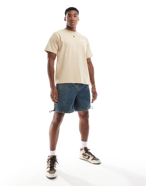 Levi's – T-Shirt in Sand mit Erdbeer-Logoprint auf der Rückseite, 4 von 4