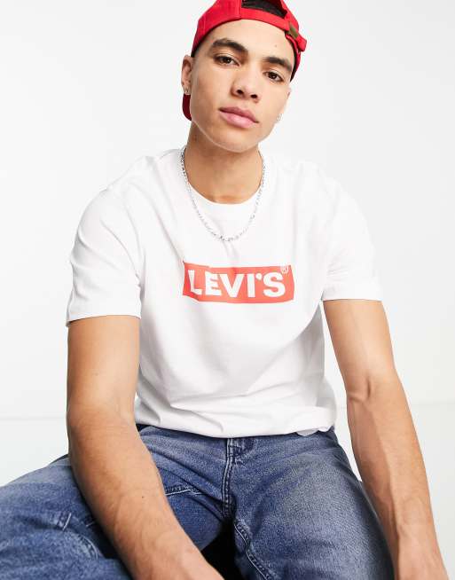 Levi's – T-Shirt in Weiß mit kleinem Logofeld auf der Brust