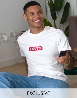 Levi's – T-Shirt in Weiß mit kleinem Logofeld auf der Brust