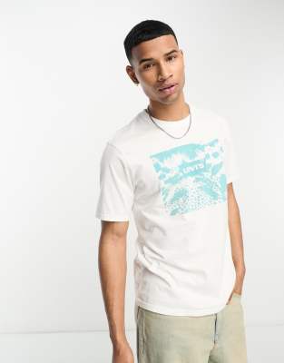 Levi's t-shirt in white with chest logo graphic