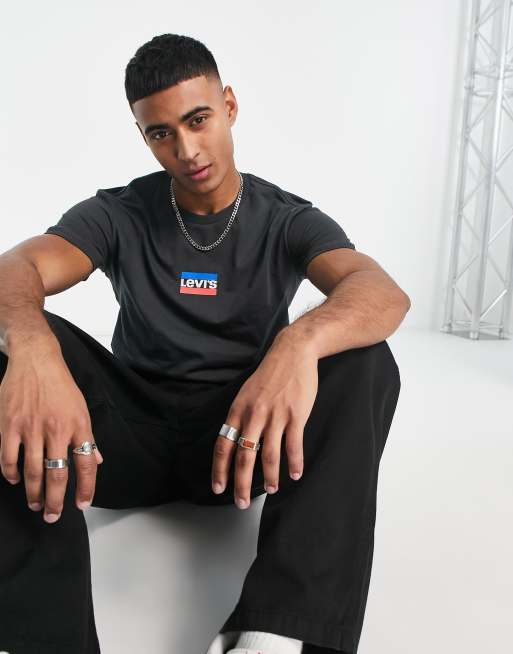 Levi's - T-shirt in zwart met sportlogo op de borst