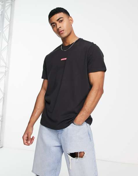 Levi's - T-shirt met klein omkaderd logolabel in het midden in zwart - view 1