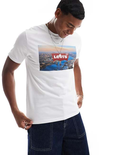 Levi's - T-shirt met print van Londen en vleermuislogo in wit