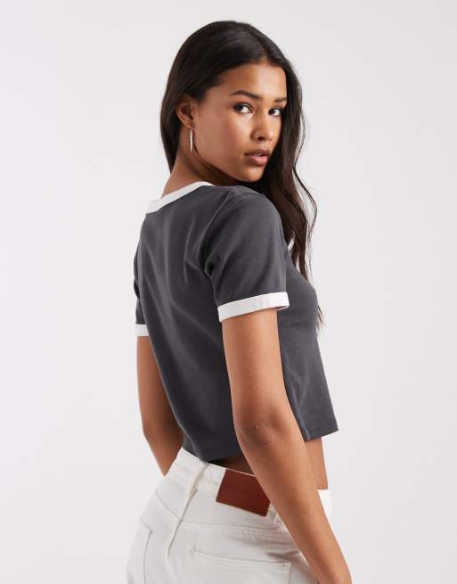 Levi's - T-shirt nera con grafica di sole e bordi a contrasto, 4 di 4