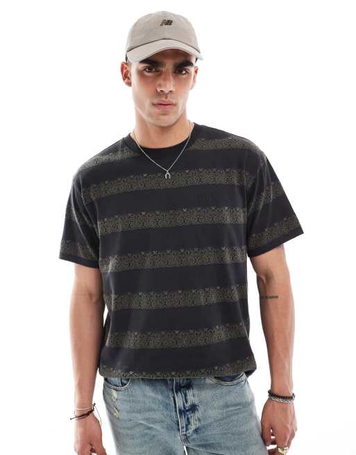 Levi's - T- shirt nera con motivo a righe geometrico e logo vintage