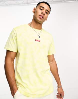 Levi's t-shirt with central small boxtab logo in yellow