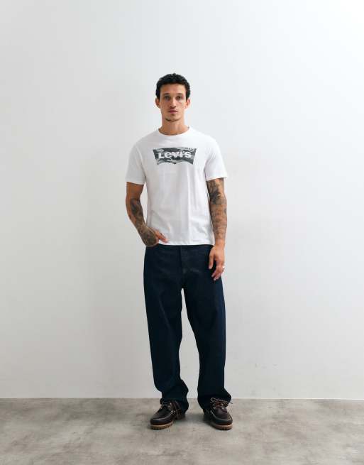 Levi's T-shirt z nadrukiem camo logo w kolorze białym, 2 z 5