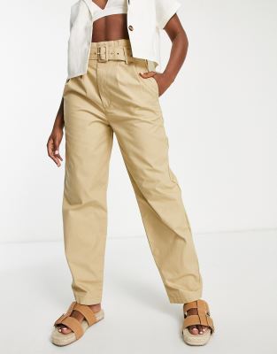 Levi's - Tailor - Schmal zulaufende Hose in Beige mit hohem Bund und Gürtel-Neutral