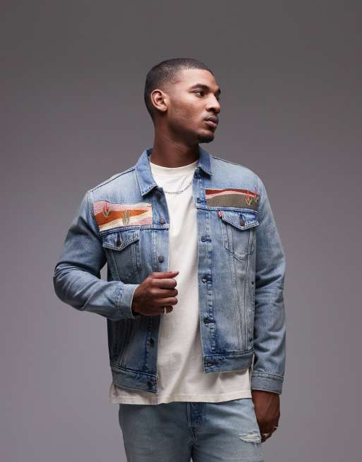 Levi's - The Trucker - Giacca di jeans taglio comodo lavaggio medio con paesaggio ricamato in coordinato