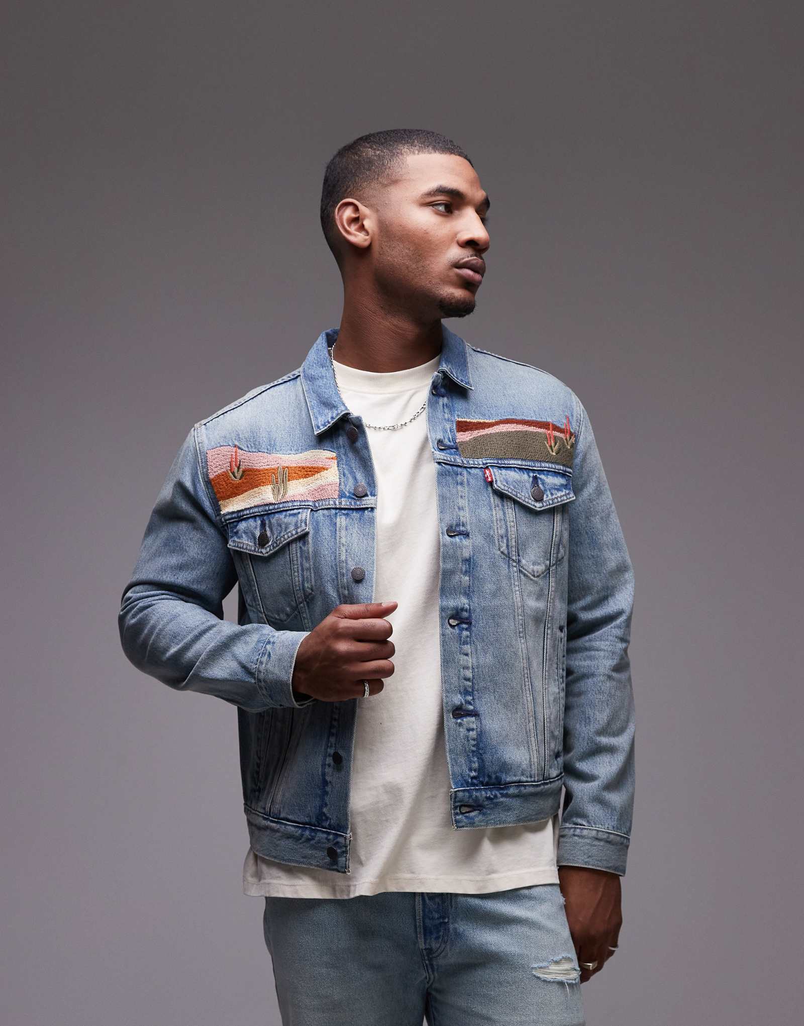 Джинсовая куртка Levi's the trucker с живописной вышивкой свободного кроя после стирки - часть комплекта
