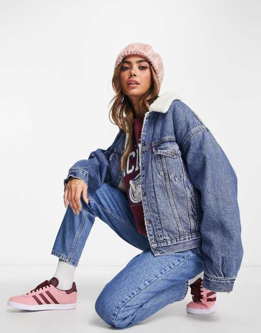 Levi's – Trucker-Jacke im Stil der 90er in verwaschenem Mittelblau mit Sherpafleece-Futter