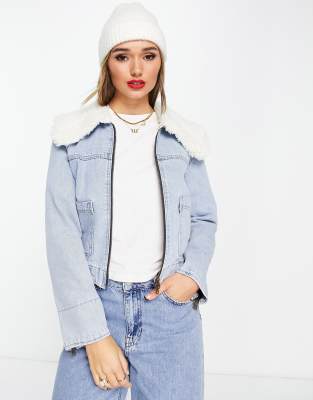 Levi's - Truckerjacke aus Denim in heller Waschung mit Retro-Flair und Oversize-Kragen aus Sherpa-Fleece-Marineblau