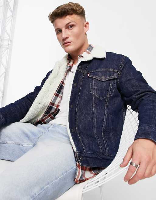 Levi's – Truckerjacke in dunklem Marineblau mit Sherpafleece