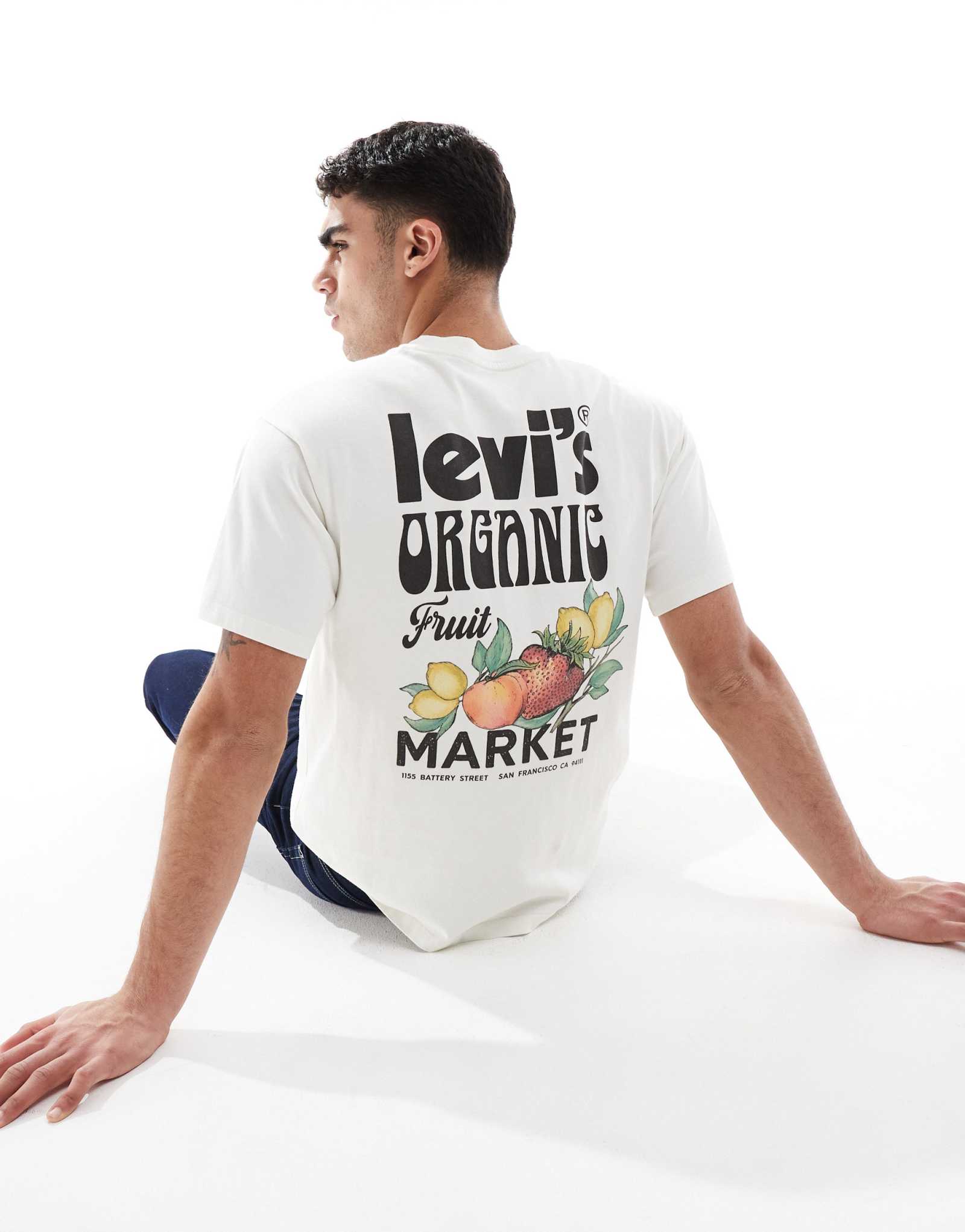 Винтажная футболка Levi's свободного кроя с фруктовым логотипом на спине и принтом в виде тяжеловеса кремового цвета
