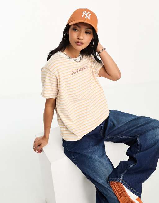 Levi's – Vit- och beigerandig T-shirt med collegetryck