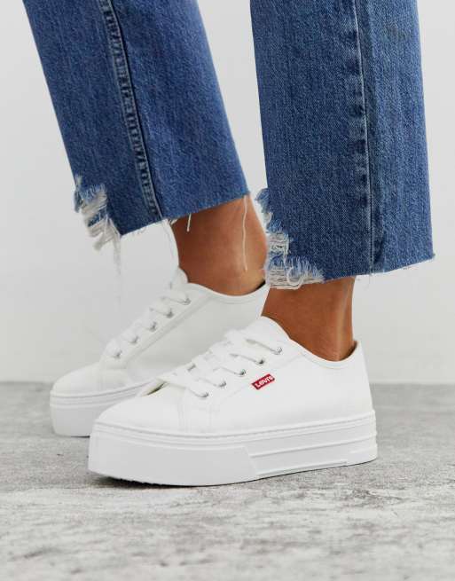 Levi's – Vita sneakers i läderimitation med platåsula och snörning