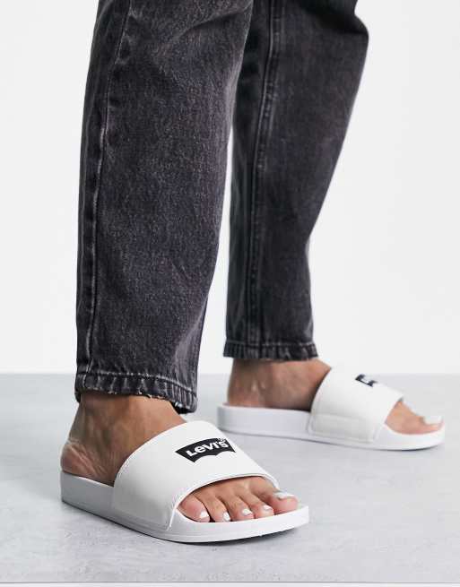Levi's – Vita tofflor med batwing-logga
