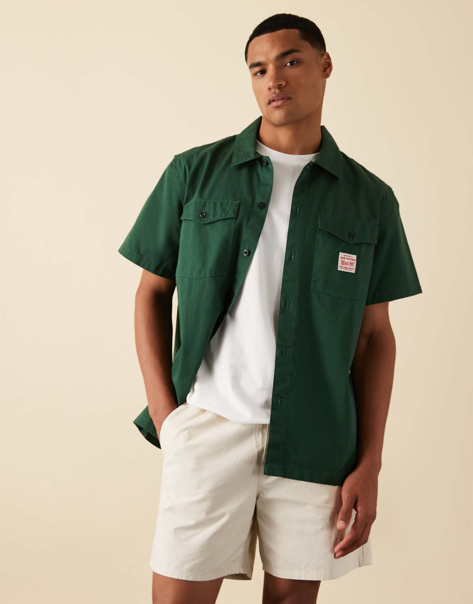 Рабочая рубашка Levi's Workwear с капсульным значком и логотипом с коротким рукавом темно-зеленого цвета