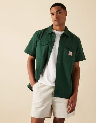 Levi's - Workwear Capsule - Chemise fonctionnelle avec manches courtes et étiquette logo - Vert foncé