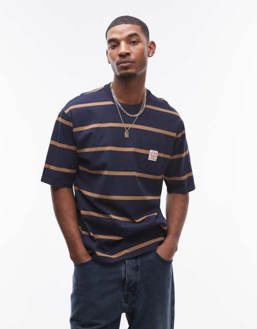 Levi's – Workwear Capsule – Granatowo-beżowy T-shirt o luźnym kroju w paski z naszywką z logo na kieszeni