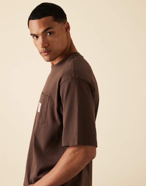 Levi's - Workwear Capsule - T-shirt met losse pasvorm en logo op de zak in bruin, 4 van 5